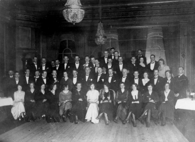 10- års jubileum . Manskören på Stadshotellet. 1. Nils Lindberg musikdirektör, 2. Willy Karlsson snickare, 
3. Erik Lindgren brevbärare, 4. R. Hammarlund, 
5. Ture Grönkvist frisör, 6. Zante Hansson, lantbrukare Grägarp, 7. Sven Ericsson snickare, 8. Folke Haller bildhuggare, 9. Tage Nyberg kassör, 10. Karl Nerman föreståndare K-F. 11. Erik Westerberg kontorist, 12. Gösta Ericson radiotekniker, 13. Helge Norman fabrikör, 14. Tage Köhler verkmästare, 
15. Hardy Dahlin elektriker, 16. Tina Dahlin fru. 
17. Timan brevbärare, 18.Timan  fru , 19. ?  20. Erik Holm bagare, 21. Andersson köpman, 22. Einar Karlsson skomakare, 23. Charlie Ericson konstnär, 24. Enold Ekberg redaktör, 25. ?  26. Gunnar Ericsson,  Näs, 27. Gunnar Söderberg lärare,
28. Rickard Olsson handlare, 29. Karl Kilström handlare, 30. Thure Hammargren urmakare,
31. Thure Blom lantbrukare, 32. Ingrid Ilves lärarinna, 33. Algot Björk lärare, 34. Fru Hammarlund,
35. Theodor Gustafsson snickare, 36. Beda Svensson ( garnaffär ), 37. Ingrid Karlsson, 38. Helga Wretling, 39. Stina Ericson ( Näs ), 40. Gullan Ericson ( Näs ), 41. ( Malla ) Söderberg fru,  42. Ann-Mari Söderberg frisör, 43. Märta Olsson, 44. Elin Karlsson fru, 45. Fru , May Westerberg, 46. Klerschen Dennerlein,  
47. Ingeborg Gustafsson  fru, 48?.         