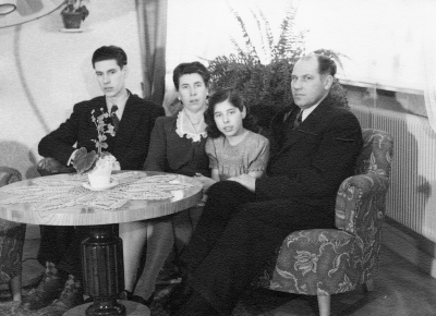 Skrothandlare Forsberg med familj.  Från vänster  1. Sture Forsberg, skrothandlare, sedan guldsmed  2. Ingeborg "Bojan Forsberg" 3. Ann-Charlotte Forsberg  4 Henry Forsberg, skrothandlare.   
