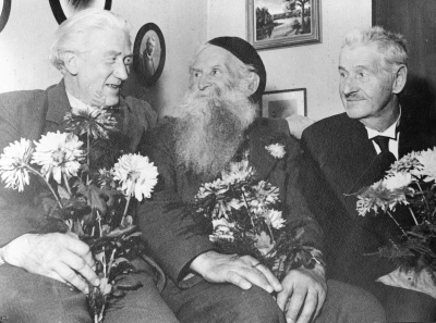 Från vänster.  1. Josef Högstedt ( Pelle Näver )  
2. Gustav Håkansson ( Stålfarfar )  3. Victor Haak, lärare och kantor i Lönneberga.      