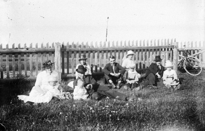 1.Elin Andersson, 2. Greta Andersson, 3. Maj Andersson, 4. Anton Andersson, 5.?  6. Karl Karlsson, 7.?  8.?   9. Ingrid Andersson