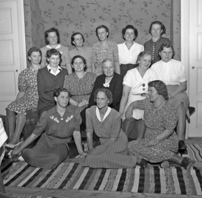 Kvinnogillet
Från vänster: 1. Tora Steiner 2. Elvira Andersson 3. Signe Stenberg 4. ? 5. ? Hägg 6. ? Andersson 7. ? 8. Aina Svensson 9. ? 10. ? 11. Astrid Gustavsson 12. ? Lind 13. ? Leander 14. ?

Dok.111024/KG
