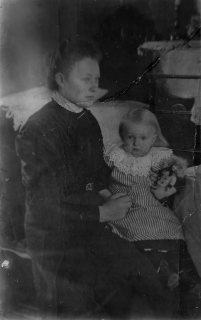 Avfotograferat sprucket foto, glasplåten låg i ett kuvert med texten: " Morbror plåtar Rut. "
" Till Paul vara hjärtliga lyckönskningar på 30 - årsdagen " samt " Guds rika välsingnelse önskar Mor och Far "