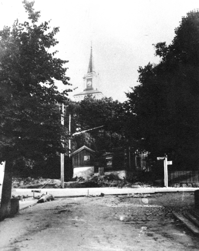 1929 Kyrkporten vid Storgatan rives.   T.E.
