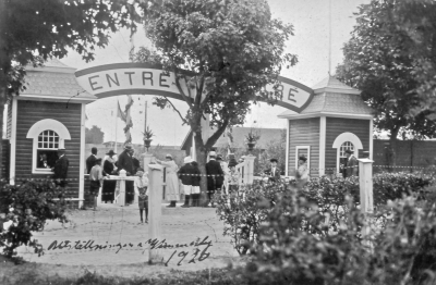 Utställningen i Vimmerby 1926
Entrén 

090428/KG
