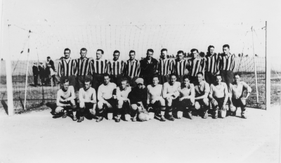 Sittande från vänster1. Gunnar Andersson ( död )  2.  Karl Larsson Handlare  3.  Fritz Karlsson Typograf  4.  Gustav Ossovicki, Plattläggare  5.  Linne´Fasth  6.  Knut Karlsson Kontorist  7.  Sture Beijer, Metallarbarbetare  8.  Arne Stackerud Frisör  9.  Gunnar Derwinger  10.  Helge Fransson, Frisör.  Slutet på 1920-talet      