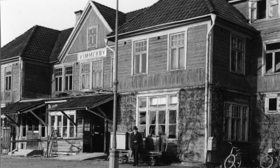 Allan Jonssons egen dokumentation: " Vimmerby gamla stationshus på 40-talet. Banmästaren och stinsen hade flyttat till lägenheter i ett nybyggt hus.  Övervåningen var oeldad. Personalen hade sina klädskåp där. De kalla vintrarna kunde vara 25-30 grader kallt på morgonen, det gällde att klä sig snabbt och sätta kroppen i rörelse."