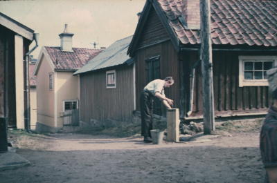 Båtsmansbacken
Pojke hämtar vatten vid pumpen

090415/KG