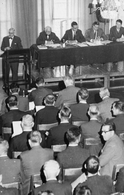 Lands Organisationens ordförande Arne Geijer talar. 