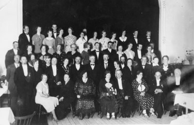 Augusta o Karl Jonassons bröllop i Svea-salen.  1. ?  2. Britta Andersson  3. Karin Lindgren  4. Harald Nilsson  5. Erin Karlsson  6. Svensson  7. Ester Andersson  8. Oscar Johansson  9. Ingrid Ericson  1.0 Britta Jacobsson  11. Lisa Johansson Kaféägare  12. Margit Johanson  13. Ivar Johansson  14. ?  15. Robert Gustafsson  16. Ester Gustafsson  17. Anna Johansson  18. Astrid Rosberg  19. Björk ( från Lönneberga )  20. Ingrid Karlsson  21.Einar Karlsson Skomakare  22. Karl Andersson ( Appelkullen )  23. Frida Andersson ( Appelkullen )  24. Karin Åberg, Fru  25. Ossian Åberg, Järnarbetare  26. Elin Storekind ( f. Lilja )  27. Ernst Lönnehed  28. E. Gustafsson, Riksdagsman  29. Ebba Lönnehed  30. Ellen Borgstrand  31. Gustaf Bäcklund  32. Albert Borgstrand, skomakare  33. Emy Nilsson  34. Johan Nilsson  35. Emil Andersson  36. C.O. Wallin, Skomakare  37. Fru Jonasson  38. Karl Jonasson snick.  39. Tord Bäcklund  40. C.M. Lind  41. Ragnar Karlsson Ombudsman  42. Alma Derwinger  43. Amanda Jonsson  44. Ingrid Gustafsson  45. Amanda Andersson  46. Anna Hammargren  47. Augusta Jonasson, .fru  48. Carl Jonasson, snickare  49. Agnes Wenström  50. Oscar Wenström, kopparslagare  51. Thure Hammargren.  