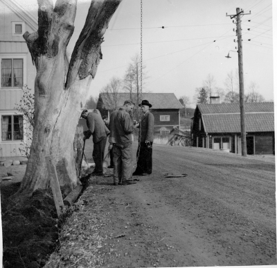 Nertagning av " Ödesasken "
Mannen till höger är fotograf och frilansare Ekelöv