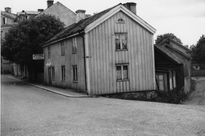 Brevbärare Petterssons hus på Norrtullsgatan, 1950-talet.  Maja, dottern hade affären tills huset revs och hantverkshuset byggdes 1957. I huset bredvid, bakom det stora trädet fanns Frida Larssons Café.  