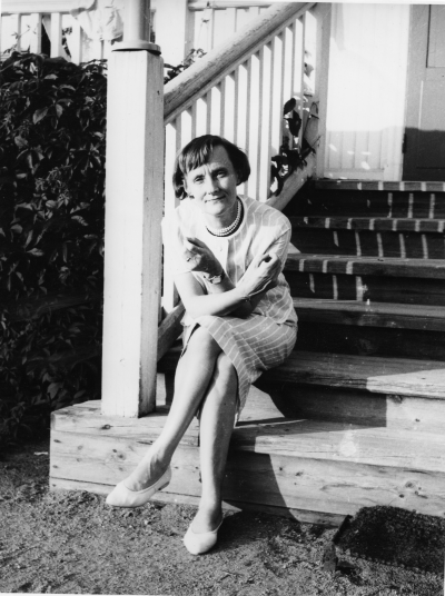 Astrid Lindgren på trappan till sitt föräldrarhem på Näs. 