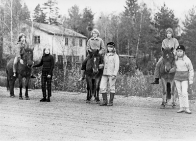 Från vänster  1. Maud Söderberg,  2. Berith Jonsson  3. Chris Elg  4. Carina Fundin  5. Marita Karlsson.  Två  av hästarna tillhör Georg Liljegren, och en  är Britt-Marie Ståhls.  