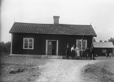 Skogslund Trekanten Vimmerby 1922 
Johan Emil Flender 1874-1951  
Iris Lindberg  f  Flender 1904-1998  
Fanny Flender 1873-1953  
Karl-Erik Flender 1914-1991  
Olof Flender 1909-1995  
Sven Flender 1899-1932                U.F.