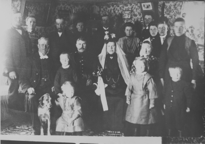 1. Alfred Andersson Ekhult,  2. Hildur Andersson Ekhult, 3. Anders Johnsson Sjöholm, 4. Charlotta Johansson Sjöholm, 5. Leonard Karlson Vena, 6. Gerda Johansson Sjöholm, 7. Karl Jonsson Norrmalm Stubbetorp, 8. Helga Jonsson Stubbetorp, 9. Henrik Jonsson Stubbetorp, 10. Pettersson Drökshult, 11. Jonas Jonsson Stubbetorp, 12. David Anderson Ekhult, 13. Karl Kronvall Vimmerby, 14. Jenny Kronvall Vimmerby. 15, Kristina Jonsson Stubbetorp, 16. Alfild Andersson Ekhult, 17. Hanna Andersson Ekhult, 18 ?  Bilderna tagna i Mörkebro.    