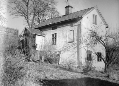 "Kv. Svalan, Kyrkogårdsgatan, "Lugnet" sista ägare fröknarna Nilsson innan det såldes till Vimmerby stad för framtida rivning." Thorvald Eriksson.