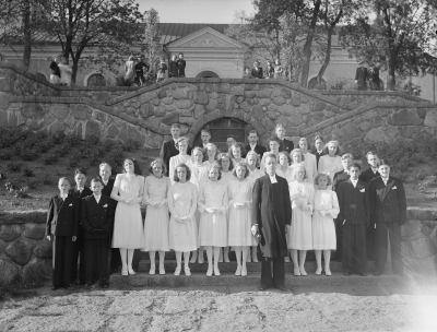 Bland konfirmanderna finns: Karl Karlsson " Nols ", Arne Andersson, Rune Gustafsson " Masen ", Per - Olof Ohlsson, Asta Kask, Gerd Samuelsson, Gullan Samuelsson, Ann - Marie Johansson, Anna - Stina Karlsson, Britta Johansson - Flodin, Gun - Britt Forsberg - Lätt, Irma Karlsson - Ragnxxxx, Yngve Leander, Kalle Ahlstrand, Inga Thorstensson, Olle Aronsson, Marianne Frank, Maj - Britt Flender, Elsie Svensson - Engdahl, Britt Johansson, Inga Johansson - Åknert, Evy Johansson, Ivan Lindgren, Rune Svensson " Sluggern " 
Komminister Eskil Fall Trollenäs Vimmerby