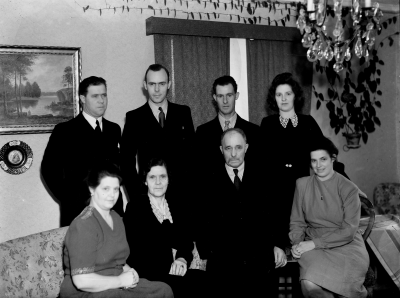 Familjen Andersson Björka Prästgårdsgatan
Axel Andersson 
Anna Andersson 
Allan Andersson 
Bertil Andersson 
Holger Ahnve
