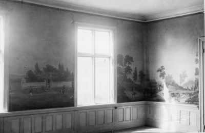 Innehåller fotografier på tapeter i övre våningen kv. Lärkan nr 1, Stora Torget vari häradsskrivarekontoret för närvarande är inrymt. Vimmerby den 23 mars 1952. S.k. Ählströmska huset Målningarna nu i Hantverkarhemmets sal.