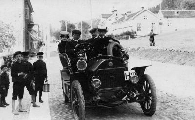 Gränna 1908  I bilen från vänster 4. Edit Västberg - Malmberg Vimmerby, fosterdotter hos Prosten Blidberg gift med generaldirektör Malmberg Stockholm     