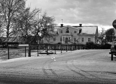 Sevedegatan
Per - Johansgården

Utsikt från Sevedegatan december 1977, kv. Grönsiskan f.d. Per Johan Anderssons gård nu stadens. Har används som socialkontor i många år till 1977, då stadshuset blev färdigt. T.E

Dok.110218/KG

