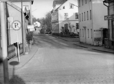 Fastigheten till vänster Skogsbergs Manufaktur, huset nere till höger Fastighetsmäklare Kurt Svensson, huset närmast till höger Bergs mjölkaffär.

Gamla skolan, här Handelskompaniet till vänster om kiosk.
Från höger  Bergs mjölkaffär, Lisbet Jonssons kiosk, Handelkompaniets kontor, Tengvalls fastighetsbyrå, Fru Ekman damfrisering, Skogsbergs klädaffär.
Från vänster  Landholms fiskaffär, Sill-Kalle, Nils Jonssons uraffär.
Uppgiftslämnare: Cirkel Eken/Elsy Nilsson  020425

Dok.090130/SJ