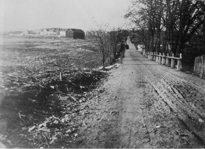 Kungsgatan, till vänster om Gabrielssons hus. 