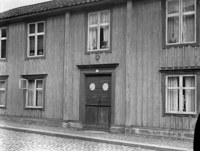Hammarskjöldska gården 
vid Oscar II.s gata (Storgatan 19).  Västra kvarteret 9, Tjädern 3. 
Troligen äldsta huset i staden??? Inrymde Vimmerbys första sjukstuga med fyra platser 1865

