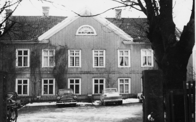 Karlssons hus bakom rådhuset 
Östra kv. 19-20 där stadshuset numera ligger. Huset byggdes av apotekare Johan Bergelin 1829. Albin Carlsson köpte gården 1915 och bodde där resten av sitt liv. Företaget hade sitt kontor i huset på bl.a 1960-talet. Karlsson bakom kallades byggnaden i folkmun