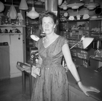 Affär 
Bertha Björk och Jungå
Enligt uppgift på utställning 2012 är det Zissa Björk (arbetade på Dahlbergs)
Dok.111019/KG