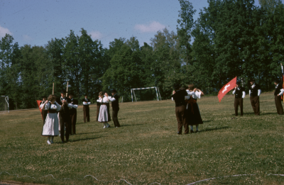 Schweiziskt folkdanslag uppvisning fotbollsplan 

090506/KG