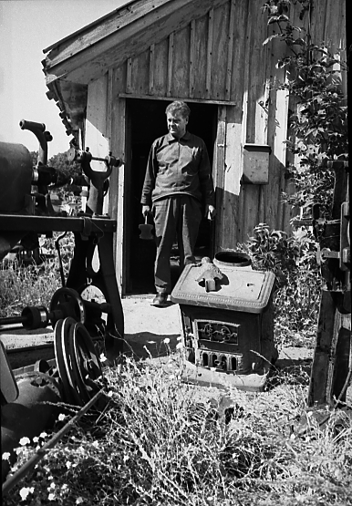 Skomakaren efter "Karlsson på fatet".
Skomakare Sture Andersson utanför sin verkstad, vilken revs för att ge plats för Domusbygget den 24-8-1971 
Tidigare hade Einar Karlsson verkstad där och för honom hans fader. Einar Karlsson dog julafton 1970.
Huset gick under namnet " Fatet "