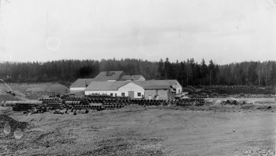 HTH:s betongfabrik,  ligger  mellan Storebro och Hultsfred. 