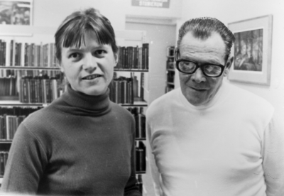 Margareta Josefsson och Storebros bibliotekarie Helmer Ekström 1972. T.E.