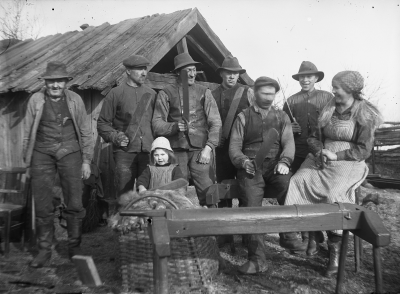 Från vänster: 1. Lars Magnus Hallberg 2. ? 3. Aron Eklund 4. ? 5. ? 6. ? 7. Ingeborg Nilsson 8. ( flickan ) Ingegärd Eklund ( Juneskog )