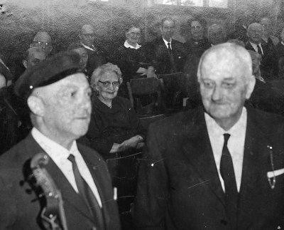 2. Erik Kask före detta,  åkare. Bakre raden från vänster 4. Ester Karlsson  5. Albert  6. Ella Elg.    