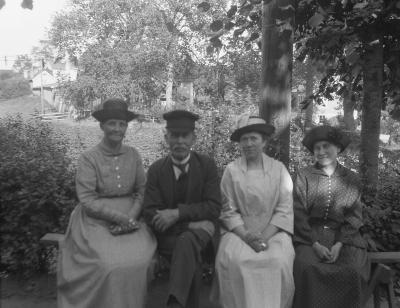 Yngve Anderssons egen  dokumentation: Agnes o Emil Andersson, sjöman och snickare. släkting från USA okänd.