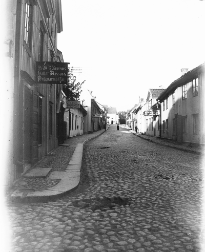 Storgatan. Till vänster H.V. Andersson Mössaffär. T.E