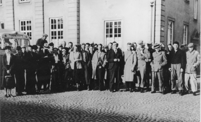 Från vänster, 12. Kurt Larsson Snickare  13. Valborg Landholm   15. Britta Andersson  16. Harry Liljeblad Polis   18. Karl Allan Sand   20. Paul Nilsson Verkmästare   23. Sigurd Svensson Chaufför  31. Valter Berggren   33. Sven Isberg Möbelhandl.  V.O.K.       