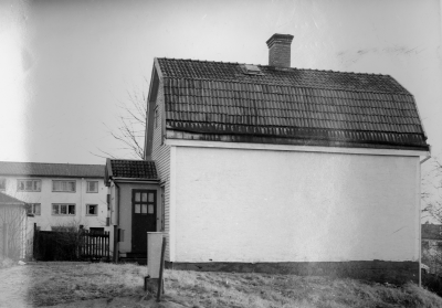 "Kyrkogårdsgatan Adolf Fredrik Nyströms hus (var skomakare och extrapolis) köptes sedan av Erik Gustavsson (snickare) sålde till en Blomberg och denne till V-by stad, för att rivas och ge plats åt ett nämndhus, kv. Svalan." Thorvald Eriksson