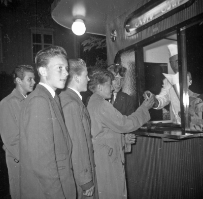 Korvbaren ( Vimmerbys första )
Fr v Bo Olsson, Ola Nilsson, Dayton Berggren, Jan Widell, Bo Lövgren

Dok.111020/KG