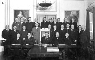 Nya stadsfullmäktige början på år 1946. 1. Nils Ståhl, fabrikör 2. Gunnar Ericsson, lantbrukare 3. Bertil Johansson, lantbrukare 4. Nils Jonsson, vaktmästare 5. Tore Lundgren, bensinförsäljare 6. Jean Aronsson, typograf 7. Thorvald Eriksson, svarvare 8. Allan Nilssson, träindustriarb. 9. Sven Isberg, fabrikör 10. Per Möller, målare 11. Karl Malmberg, fabrikör 12. Ebbe Ängqvist, överlärare 13. Theodor Hellström, läkare 14. Erland Benser, lantmätare 15. Folke Nilsson, elektriker 16. Elsa Ahlstrand, fru 17. Douglas Wistrand, hälsovårdspolis 18. Anders Blad, lärare 19. Gunnar Persson, chaufför 20. Erik Skogsberg, skräddare 21. Ragnar Karlsson, ombudsman NTO, IOGT 22. Albert Borgstran, skomakare 23. Herbert Malmfelt, landsfiskal 24. Oscar Leander, gummireparatör 25. Emil Severin, häradshövding 26. Axel Almer, plåtslagare.  