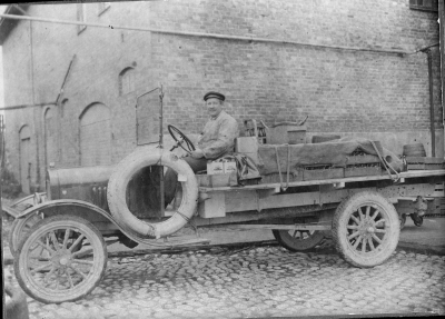 Centralbryggeriet. Bilen en  T-Ford. vid ratten Ernst  "Smen" Karlsson.       