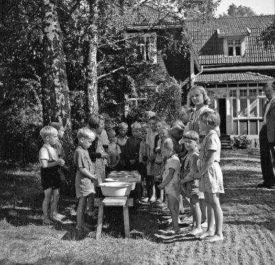 Hagaskolan
- Lars V Linden och fru Lindblad -

Haga skola

Dok.111028/KG