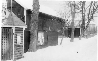 Okänd plats. Kan det vara entrén till Hantverksparken till vänster?
Bilder från Bergstens som drev både åkeri och leksaksaffär. 

Vissa av bilderna publicerade i kategorin Adderade bilder 2021