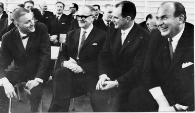 Skolinvigningen Storebro skola. Från vänster,  1. Stig Alemyr, riksdagsman,  2. Pettersson, länsskoldirektör  3. Yngve Larsson Hästmossehult, lantarbetare,  4. Tor Johansson, direktör, Hultsfred.  Bakre raden 5. Ivar Gustafsson, Storebro, 6. Zante Hansson, Grägarp,      