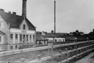 Elverket med reservcentral driven med ångkraft. 2 pannor upptill 5 kg:s tryck.  
Warmbadhus Badhus