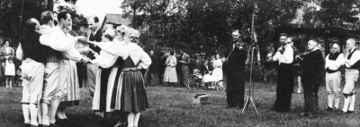 Folkdanslaget, Midsommarafton i Mariannelund. Spelmännen från vänster 1. Herbert Jonsson, Vimmerby   2. Alrik Pettersson, Vimmerby  3. Thorvald Eriksson, Vimmerby. .
