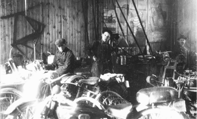 Gottfrid Danielssons cykelverkstad. Från  vänster Ture Lind,  Sven Danielsson och Gottfrid Danielsson   
