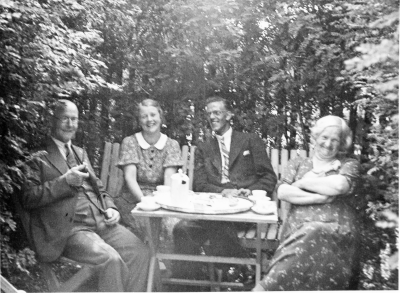 Från vänster.  1. Skräddare Lilja 2. Stina Ericsson Näs ( sedan gift Hergin ) 3. Axel Lilja, banktjänsteman 4. Fru Lilja.      